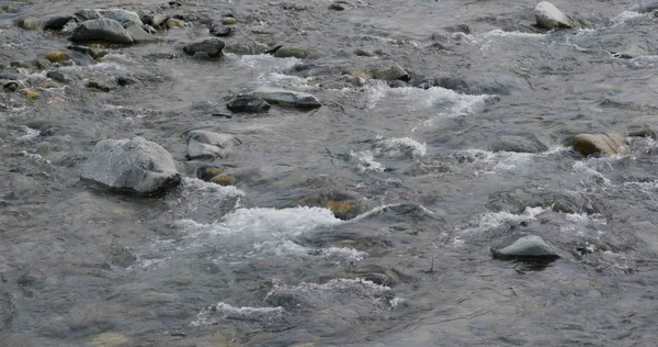 Río Fluye Sobre Piedra Guijarro —  Fotos de Stock
