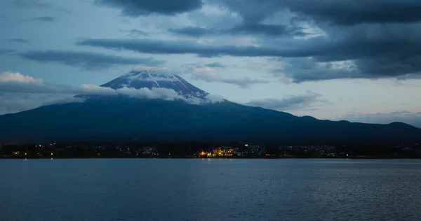 Montanha japonesa Fuji em Kawaguciko à noite — Fotografia de Stock