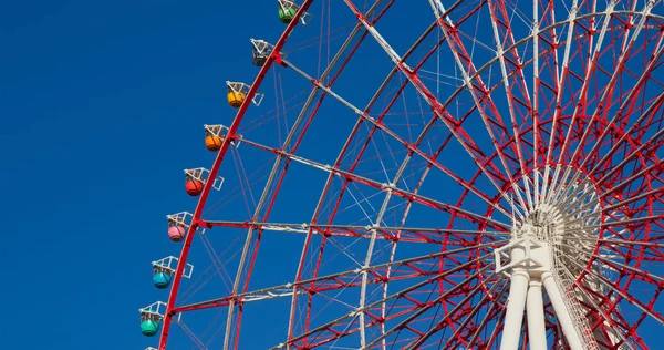 Roda Gigante Com Céu Azul Claro Ensolarado — Fotografia de Stock