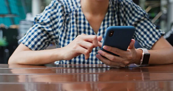 Mujer uso del teléfono móvil en la cafetería al aire libre —  Fotos de Stock