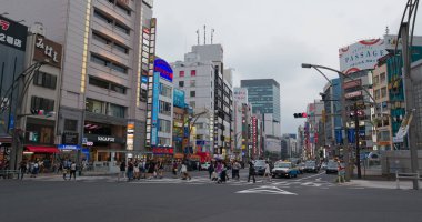 Tokyo, Japonya - 25 Haziran 2019: Japonya'nın Tokyo şehrinde Ueno şehir caddesi