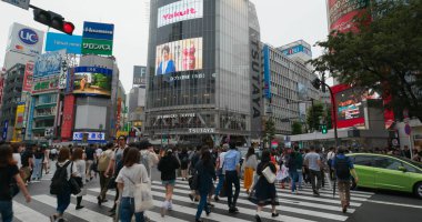Tokyo, Japonya - 28 Haziran 2019: Tokyo şehrinde Shibuya haçı