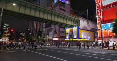 Tokyo, Japonya - 27 Haziran 2019: Tokyo şehri, gece Akihabara bölgesi