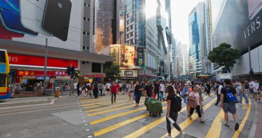 Causeway Bay, Hong Kong - 15 Temmuz, 2019: Hong Kong şehir caddesi