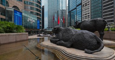 Merkez, Hong Kong - 16 Temmuz 2019: İki bufalo heykeli, Hong Kong Adası'ndaki Exchange Meydanı
