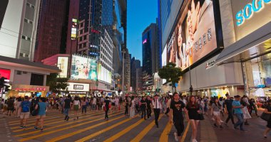 Causeway Bay, Hong Kong - 15 Temmuz, 2019: Akşam saatlerinde Hong Kong'da sokak