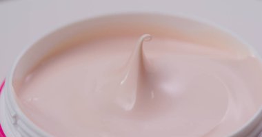 Pembe renkte kozmetik losyon krem