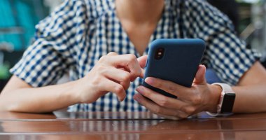 Açık hava kahve dükkanında cep telefonu kadın kullanımı
