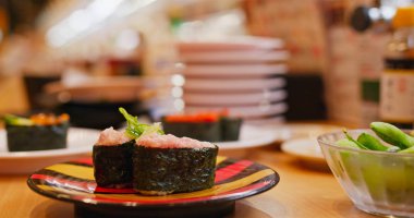 Japon restoranında taze suşi sashimi