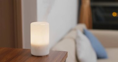 Akşam evde hava difüzör ışığı