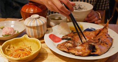 Pirinç ve ızgara balık kase ile Japon yemek seti