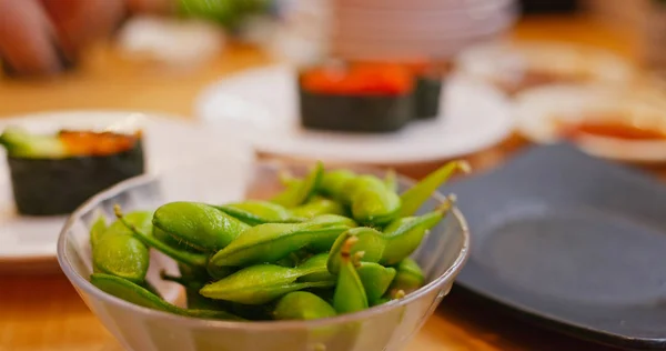 Japon Restoranında Edamame Yiyin — Stok fotoğraf