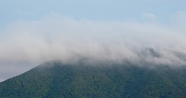 Montanha e mar de nuvens — Fotografia de Stock