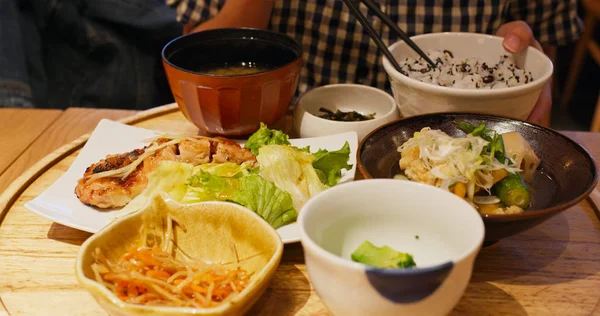 Обед Японском Ресторане Жареной Рыбой Рисом — стоковое фото