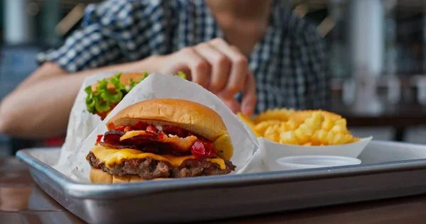 Ženy Jedí Hamburger Restauraci Rychlého Občerstvení — Stock fotografie