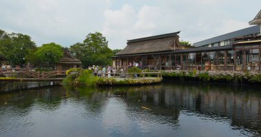 Yamanashi, Japonya, 28 Haziran 2019: Oshino Hakkai'de turist