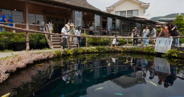 Yamanashi, Japonya, 28 Haziran 2019: Oshino Hakkai'de turist