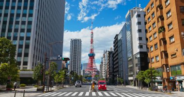 Tokyo, Japonya - 26 Haziran 2019: Şehirde Tokyo kulesi