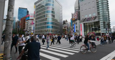 Tokyo, Japonya - 29 Haziran 2019: Tokyo şehrinde Shinjuku istasyonu