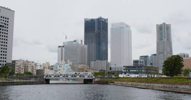 Yokohama, Japonya - 07 Temmuz, 2019: Yokohama şehir koyu gün batımında