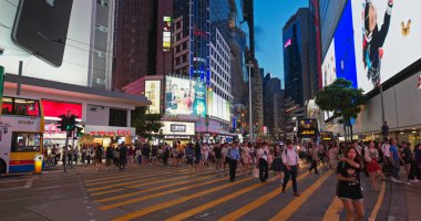 Causeway Bay, Hong Kong - 15 Temmuz, 2019: Akşam saatlerinde Hong Kong'da sokak