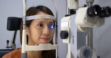 Kadın klinikte göz kontrolü geçmesi