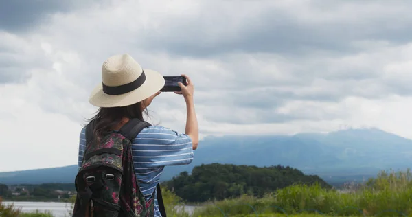 Kvinna ta foto på berget — Stockfoto