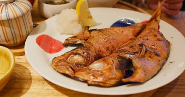 Izgara balık ve pirinç ile Japon restoranı akşam yemeği yemek