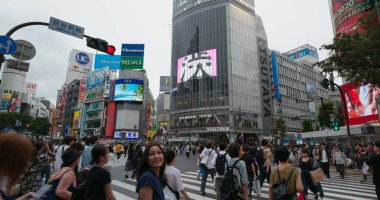 Tokyo, Japonya - 28 Haziran 2019: Tokyo şehrinde Shibuya haçı