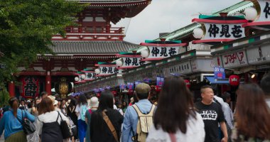Tokyo, Japonya - 24 Haziran 2019: Sensoji tapınağında Nakamise