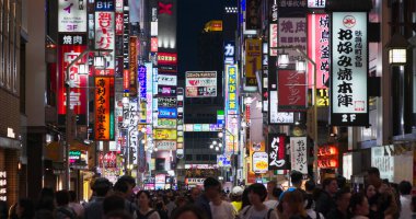 Tokyo, Japonya - 28 Haziran 2019: Japonya'nın Shinjuku ilçesi