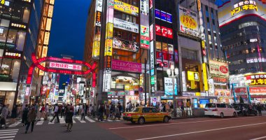 Tokyo, Japonya - 28 Haziran 2019: Gece Tokyo şehrinin Shinjuku ilçesi