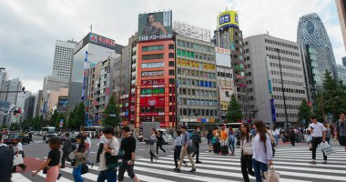 Tokyo, Japonya - 02 Temmuz, 2019: Japonya'da Shinjuku şehir caddesi