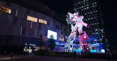 Tokyo, Japonya - 30 Haziran 2019: Gece odaiba'da Unicorn Gundam robot heykeli