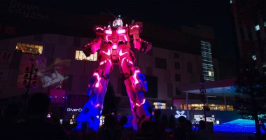Tokyo, Japonya - 30 Haziran 2019: Gece odaiba'da Unicorn Gundam robot heykeli