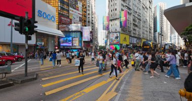 Causeway Bay, Hong Kong - 15 Temmuz, 2019: Hong Kong şehir caddesi