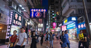 Causeway Bay, Hong Kong - 16 Temmuz, 2019: Hong Kong'da gece şehir caddesi