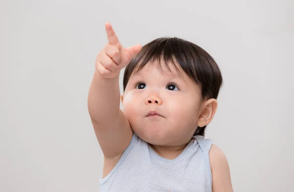 Asiático Dedo Bebê Apontar Para Cima — Fotografia de Stock