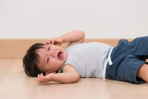 Asiático Menino Choro Deitado Chão — Fotografia de Stock