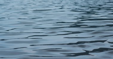 Deniz mavi yüzeyinde ripples