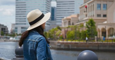 Kadın Yokohama şehir etrafına bakmak