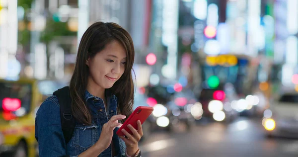 Mulher uso de telefone celular na cidade de Tóquio à noite — Fotografia de Stock