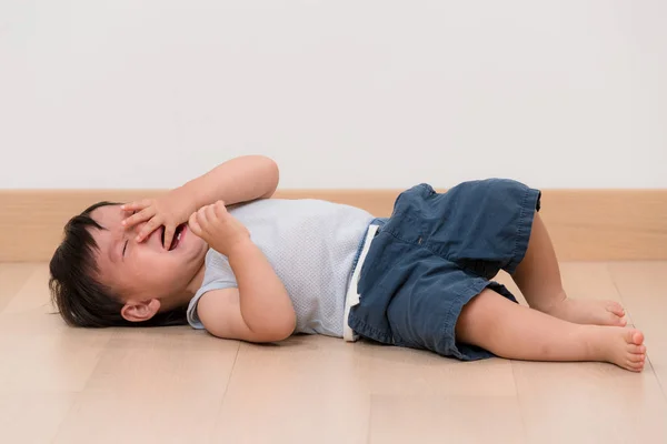 Asiático Pequeño Niño Llorar Acostado Suelo —  Fotos de Stock