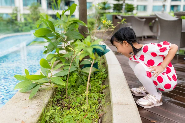 Menina Olhar Para Solo Jardim — Fotografia de Stock