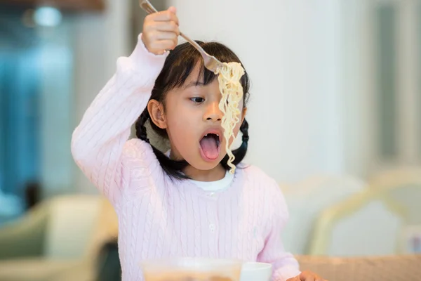 Menina Come Macarrão Instantâneo — Fotografia de Stock