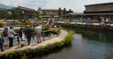 Yamanashi, Japonya - 28 Haziran 2019: Oshino Hakkai'de turist