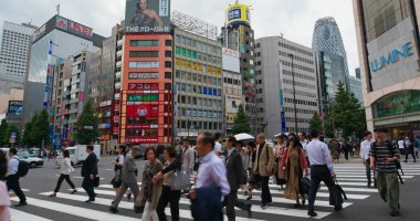 Tokyo, Japonya - 02 Temmuz, 2019: Japonya'da Shinjuku şehir caddesi