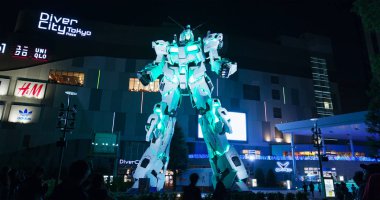 Tokyo, Japonya - 30 Haziran 2019: Gece odaiba'da Unicorn Gundam robot heykeli