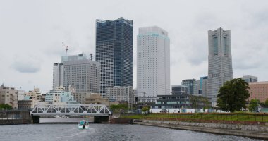 Yokohama, Japonya - 07 Temmuz, 2019: Yokohama şehir koyu gün batımında