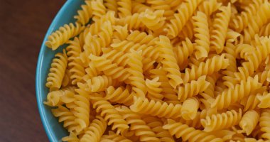 Plaka üzerinde fusilli yığını yakın